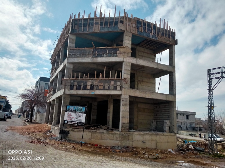 DEPREMDE YIKILAN EVİ YENİDEN YAŞANABİLECEK HALE GETİRMEYE DEVAM EDİYORUZ 