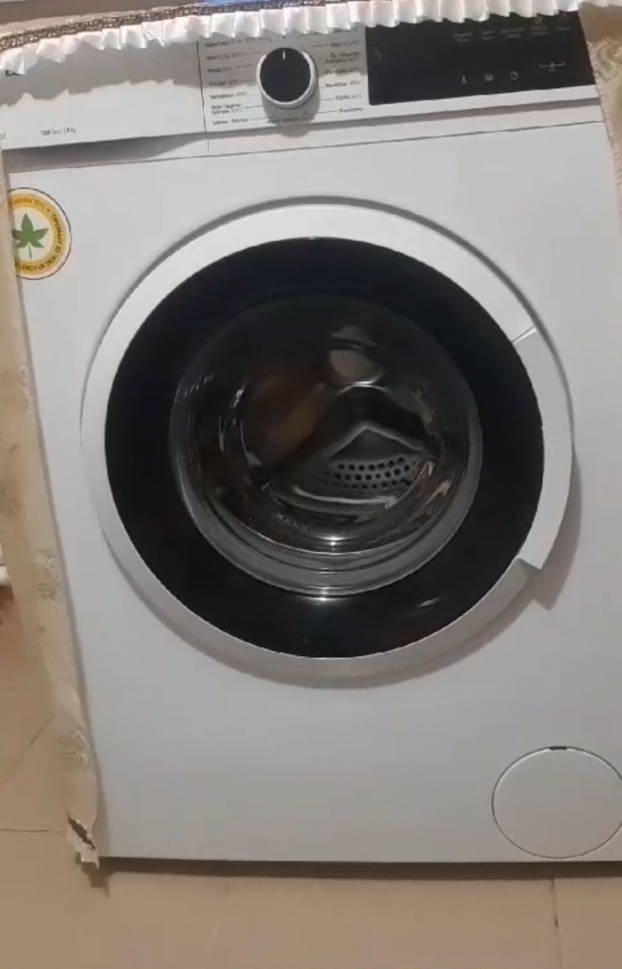 İhtiyaç Sahibi Bir Aileye Çamaşır Makinesi Yardımı