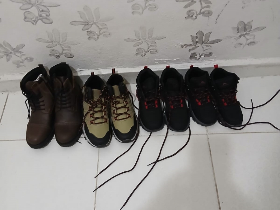 OKULA GİDEN 4 ÇOÇUKLU OLAN ANNEYE İHTİYAÇLARI OLAN AYAKBILARI TESLİM EDİLDİ 